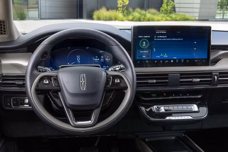 Không dừng ở đó, hãng Lincoln còn loại bỏ phần lớn các nút bấm cơ học ở cụm điều khiển trung tâm khá nhỏ của Corsair mới. Điều này mang đến ngăn chứa đồ rộng rãi hơn và thiết kế gọn gàng hơn cho khu vực mặt táp-lô. Trong khi đó, các nút chỉnh điều hòa được thay bằng màn hình cảm ứng khó dùng hơn.