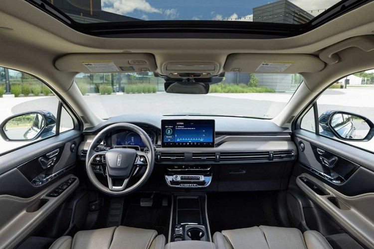 Bảng đồng hồ kỹ thuật số với màn hình LCD 12,3 inch vẫn được giữ nguyên như phiên bản cũ. Tuy nhiên, đồ họa của bảng đồng hồ đã được nâng cấp để tạo cảm giác công nghệ cao hơn.