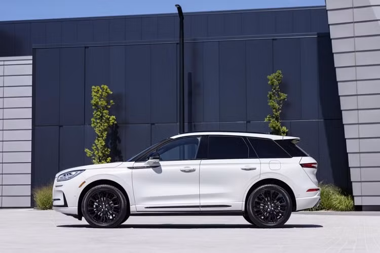 Khi mua Lincoln Corsair 2023, khách hàng Mỹ có thể chọn 1 trong 2 loại động cơ. Thứ nhất là động cơ xăng 4 xi-lanh, tăng áp, dung tích 2.0L, sản sinh công suất tối đa 250 mã lực. Động cơ xăng sẽ đồng hành với hộp số tự động 8 cấp, hệ dẫn động cầu trước hoặc 4 bánh toàn thời gian AWD.