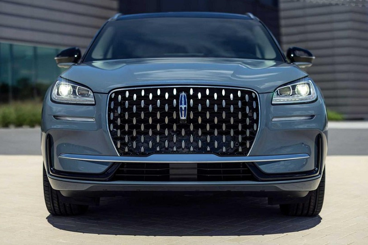 Thay đổi đáng chú ý nhất ở ngoại hình của mẫu xe SUV Lincoln Corsair 2023 chính là khu vực đầu xe. Tại đây, hãng Lincoln đã bổ sung lưới tản nhiệt cỡ lớn hơn cho mẫu SUV hạng sang này.