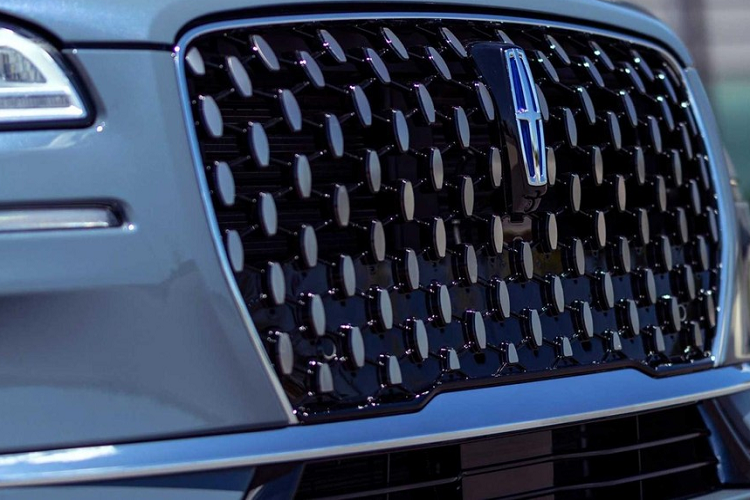 Tùy phiên bản, mắt lưới tản nhiệt của xe sẽ được mạ crôm... hoặc sơn màu đen bóng.