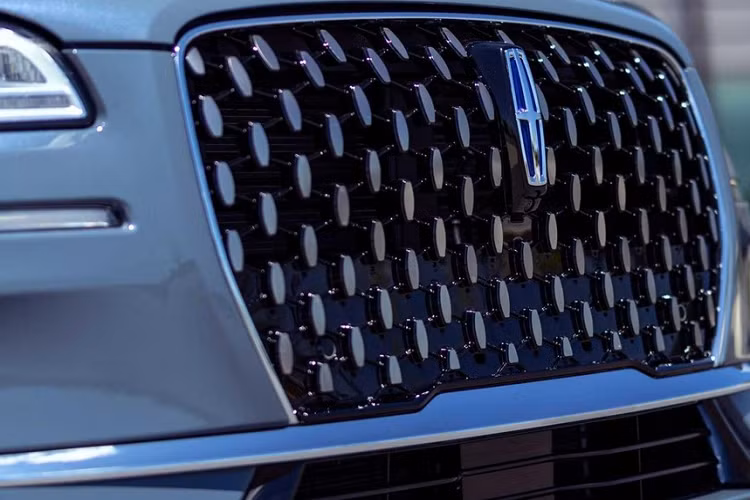 Tùy phiên bản, mắt lưới tản nhiệt của xe sẽ được mạ crôm... hoặc sơn màu đen bóng.