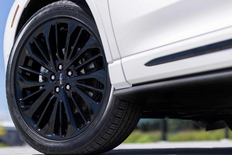 Nhờ đó, Lincoln Corsair 2023 có những tính năng an toàn như hỗ trợ chuyển làn đường rảnh tay, hỗ trợ điểm mù và hỗ trợ tốc độ chủ động nâng cấp. Riêng hệ thống Auto Air Refresh có tác dụng theo dõi chất lượng không khí và lọc hạt từ bụi, khói, sương mù... sẽ được trang bị tùy chọn cho xe.