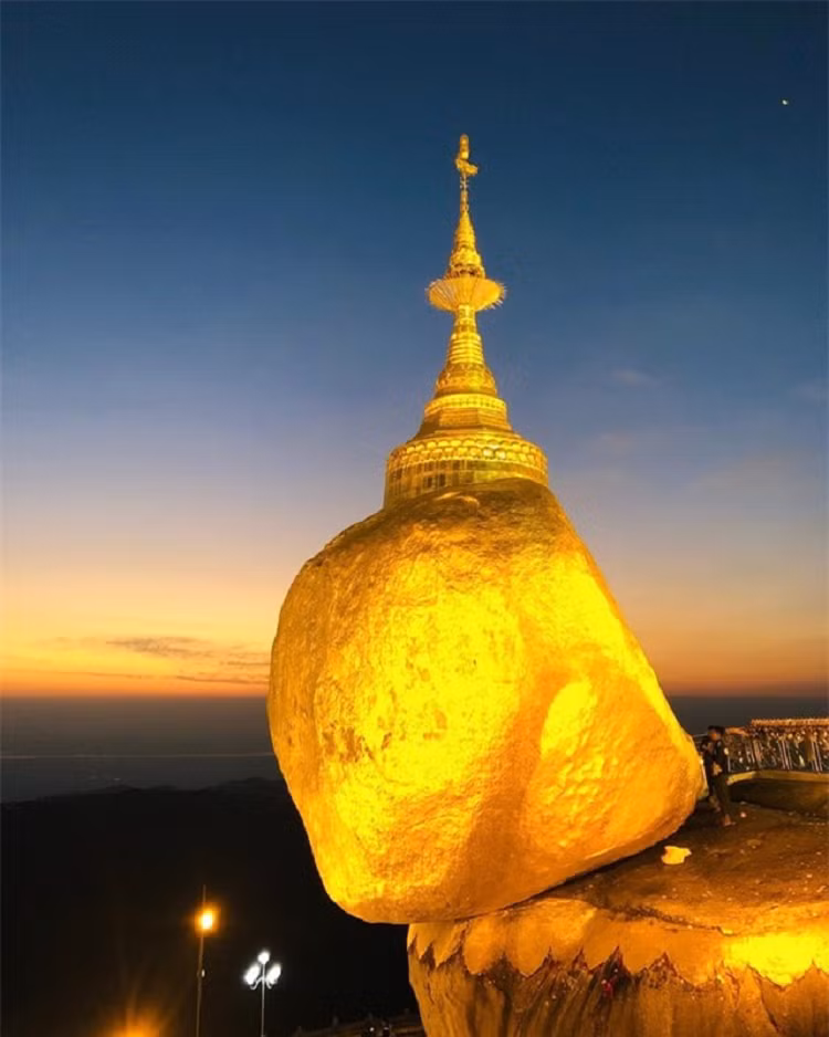 La ky hon da khong lo dat vang, nam cheo leo tren vach nui hang nghin nam nho... 1 soi toc