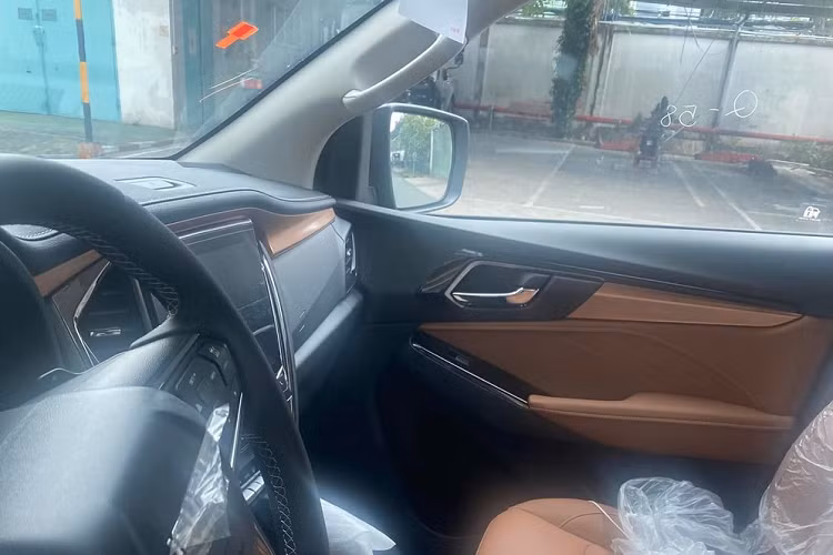 Cụ thể, nội thất của Isuzu mu-X 2022 được bọc da với 2 tông màu chính là đen và nâu. Xe được trang bị vô lăng 3 chấu kiểu mới, màn hình giải trí 9 inch và nhiều khả năng sẽ có hỗ trợ kết nối Apple CarPlay/Android Auto.