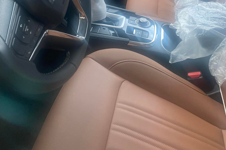 Đáng chú ý, dựa vào ảnh chụp chúng ta có thể thấy xe được trang bị phanh tay điện tử tích hợp giữ phanh tự động. Tuy nhiên, xung quanh cần số của xe lại có khá nhiều nút chờ, không rõ là bị cắt bỏ khi về Việt Nam hay chiếc xe bị bắt gặp chưa phải là bản cao nhất.