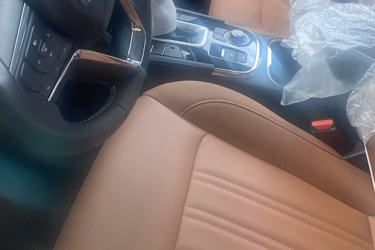 Đáng chú ý, dựa vào ảnh chụp chúng ta có thể thấy xe được trang bị phanh tay điện tử tích hợp giữ phanh tự động. Tuy nhiên, xung quanh cần số của xe lại có khá nhiều nút chờ, không rõ là bị cắt bỏ khi về Việt Nam hay chiếc xe bị bắt gặp chưa phải là bản cao nhất.