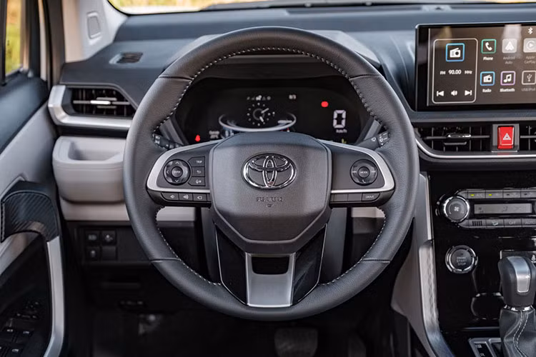 Nội thất Toyota Veloz Cross sẽ không thay đổi, khi vẫn gây ấn tượng với người dùng nhờ thiết kế trẻ trung. Mẫu MPV lai CUV của Toyota dùng màn hình cảm ứng 9 inch hỗ trợ kết nối Apple CarPlay/Android Auto. Bên cạnh đó, mẫu xe này còn nhiều tiện nghi khác như điều hòa tự động, phanh tay điện tử &amp; giữ phanh tự động, sạc điện thoại không dây... 
