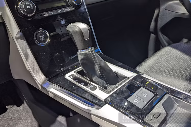 Xe vẫn sở hữu nhiều tính năng an toàn cao cấp của gói Toyota Safety Sense (TSS), bao gồm: Cảnh báo tiền va chạm; Cảnh báo lệch làn đường; Đèn chiếu xa tự động; Kiểm soát vận hành chân ga; Cảnh báo phương tiện phía trước khởi hành; Hệ thống cảnh báo điểm mù; Cảnh báo phương tiện cắt ngang phía sau (RCTA); Camera 360... 