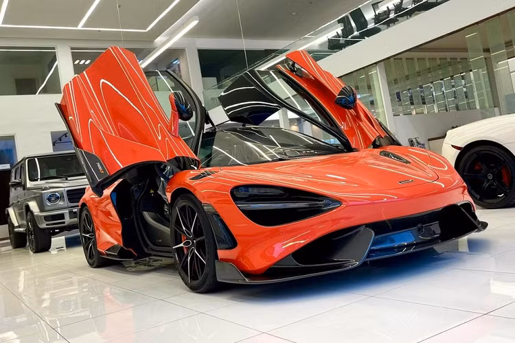 Nếu như không thích sự cũ kỹ của McLaren 650S Spider vì đã trải qua quá nhiều chủ nhân và quan trọng muốn tìm xe mới để chơi nhưng tài chính dư dả đầu 2x tỷ đồng, siêu xe mui trần Ferrari F8 Spider sẽ là lựa chọn không thể hợp lý hơn. Ferrari F8 Spider màu vàng Giallo Modena này mới xuất hiện tại Việt Nam trong tháng 1 này và chưa tìm thấy chủ nhân.