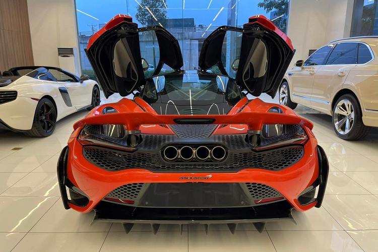 Bộ 3 siêu xe đại diện cho các "tầng lớp" khác nhau khiến không ít đại gia Việt thích thú, trong đó 3 chiếc siêu xe này có các mức giá bán khác nhau nên sẽ mang đến đầy đủ sự lựa chọn cho những người mới tập chơi xe hay nhà sưu tầm. Thấp nhất trong dàn siêu xe chào hàng khách Việt là McLaren 650S Spider đã qua sử dụng có giá bán trên 10 tỷ đồng.