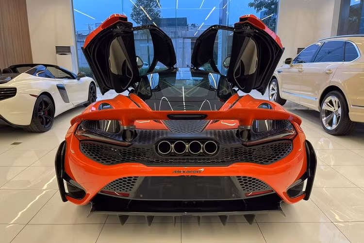 Bộ 3 siêu xe đại diện cho các "tầng lớp" khác nhau khiến không ít đại gia Việt thích thú, trong đó 3 chiếc siêu xe này có các mức giá bán khác nhau nên sẽ mang đến đầy đủ sự lựa chọn cho những người mới tập chơi xe hay nhà sưu tầm. Thấp nhất trong dàn siêu xe chào hàng khách Việt là McLaren 650S Spider đã qua sử dụng có giá bán trên 10 tỷ đồng.