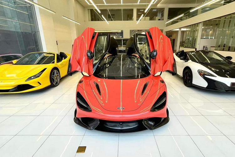 Xe sở hữu khá nhiều đồ chơi nhưng khác với McLaren 650S Spider, chủ nhân khi mua siêu xe mui trần Ferrari F8 Spider này phải chịu thêm các khoản phí ra biển số cũng như đăng kiểm. Nhưng với các đại gia lắm tiền tìm siêu xe mui trần mới tinh để chơi, đây không phải là rào cản quá lớn. Thời gian mở mui của Ferrari F8 Spider chỉ mất 14 giây và chiếc mui xếp cứng này cũng chỉ mất dưới 15 giây để đóng lại.
