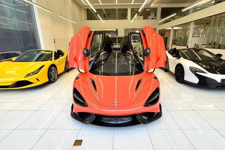 Xe sở hữu khá nhiều đồ chơi nhưng khác với McLaren 650S Spider, chủ nhân khi mua siêu xe mui trần Ferrari F8 Spider này phải chịu thêm các khoản phí ra biển số cũng như đăng kiểm. Nhưng với các đại gia lắm tiền tìm siêu xe mui trần mới tinh để chơi, đây không phải là rào cản quá lớn. Thời gian mở mui của Ferrari F8 Spider chỉ mất 14 giây và chiếc mui xếp cứng này cũng chỉ mất dưới 15 giây để đóng lại.