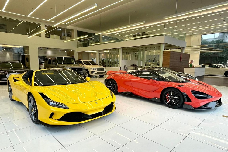 Nếu là người thích sưu tập những siêu xe giới hạn và đắt đỏ, chiếc xe McLaren 765LT duy nhất tại Việt Nam chưa có người mua này sẽ là lựa chọn không thể tuyệt vời hơn. Xe được mang về nước vào giữa năm 2021 khi mà hàng loạt siêu xe McLaren 765LT đã được các đại gia Việt đặt mua. Hiện tại thị trường Việt Nam có đến 4 chiếc xe McLaren 765LT trên tổng số 765 chiếc được sản xuất ra trên toàn thế giới.