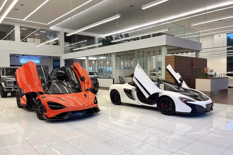 Mức xe McLaren 765LT này có thể nằm đầu 3x tỷ đồng. Và cũng giống như Ferrari F8 Spider, người chọn mua xe giới hạn McLaren 765LT phải đóng các khoản phí để xe lăn bánh. Chiếc siêu xe giới hạn McLaren 765LT đang tìm khách sở hữu màu sơn Nardo Orange đi kèm nhiều tuỳ chọn carbon ở ngoại thất. 
