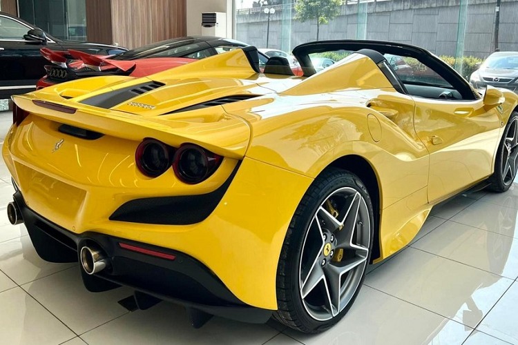 Ferrari F8 Spider được trang bị khối động cơ V8, tăng áp kép, dung tích 3.9 lít tạo ra công suất tối đa 711 mã lực và mô-men cực đại 770 Nm, xe có thể tăng tốc lên 100 km/h từ vị trí xuất phát trong thời gian chỉ 2,9 giây trước khi đạt vận tốc tối đa 340 km/h nếu chủ xe đóng mui lại, và khi mở mui ra, con số chỉ có thể dừng lại ở 325 km/h. 