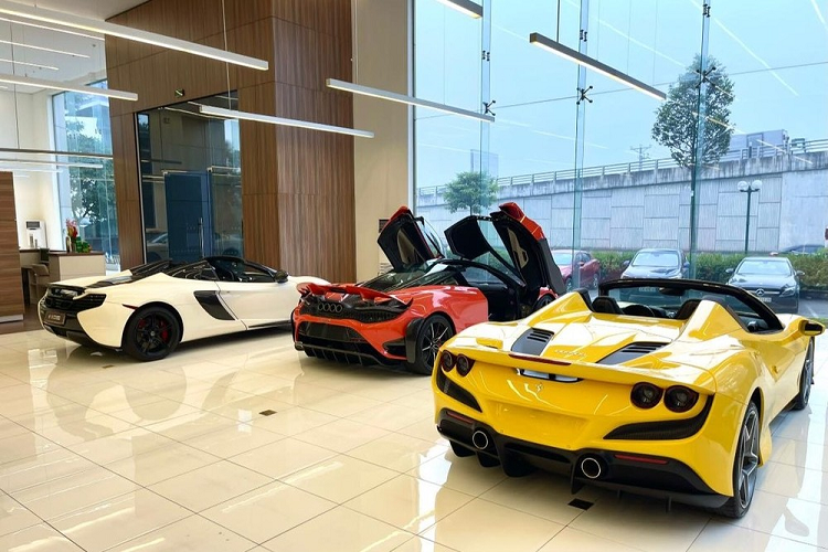 Hiện chiếc siêu xe mui trần McLaren 650S Spider này đã vô ít nhất một món đồ chơi là nắp capô phía trước bằng carbon lấy ý tưởng từ siêu xe triệu đô McLaren P1. Lợi thế sở hữu McLaren 650S Spider chính là việc xe được trang bị mui xếp cứng có thể "biến hình" từ bản Coupe sang xe mui trần trong thời gian 16 giây, thậm chí người lái có thể vừa mở mui ngay cả khi đang cầm lái xe trên đường.