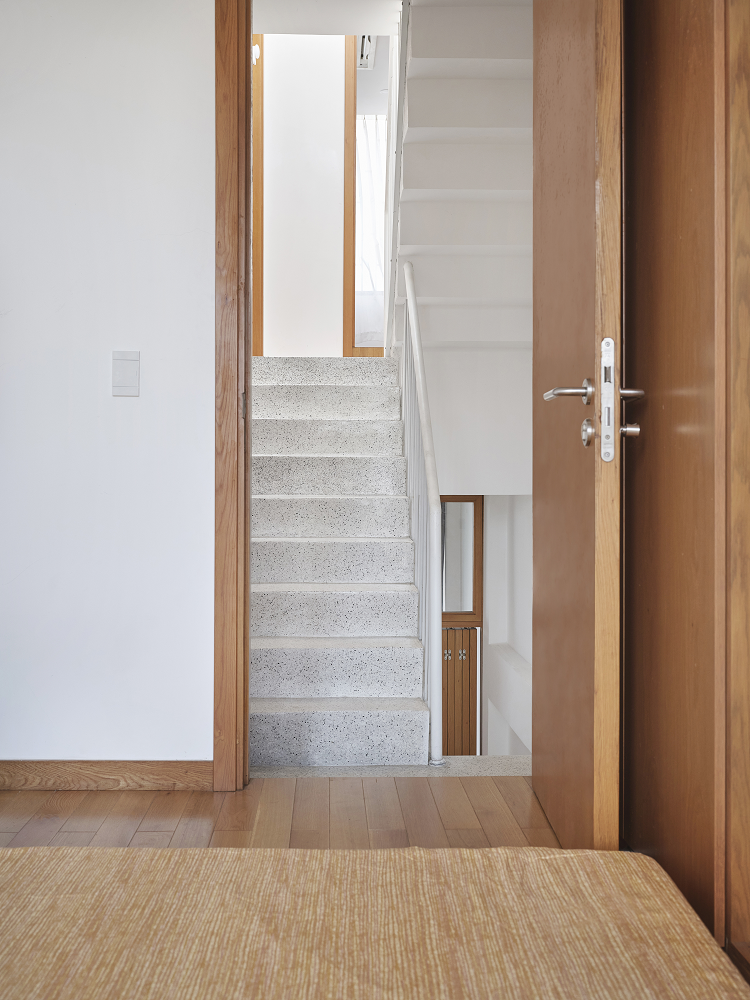 Ngôi nhà có mặt tiền chỉ rộng 3m nhưng vẫn đủ công năng - Hình 14 Ngoi nha co mat tien chi rong 3m nhung van du cong nang-Hinh-14