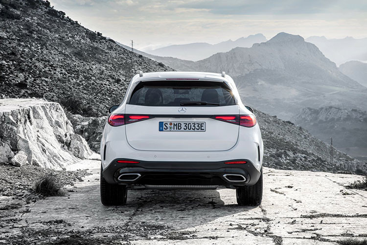 So với thế hệ cũ, điểm khác biệt giữa GLC thế hệ cũ và mới nằm ở kích thước. Theo đó, GLC 2023 mới dài hơn 60,96 mm, thấp hơn 4mm, trong khi chiều dài cơ sở dài hơn 15mm, đạt mức 2.888 mm.