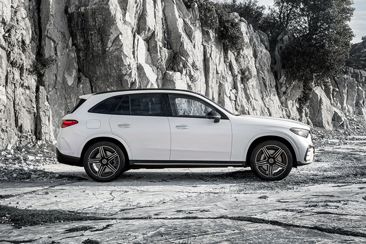 Mẫu xe SUV Mercedes-Benz GLC 2023 thế hệ mới không thay đổi quá nhiều về mặt tổng thể so với thế hệ cũ. Mặt dù ngoại thất xe đã được thiết kế lại hoàn toàn với lưới tản nhiệt lớn hơn, đèn pha sắc nét hơn, kiểu dáng GLC mới năng động hơn so với thế hệ cũ.
