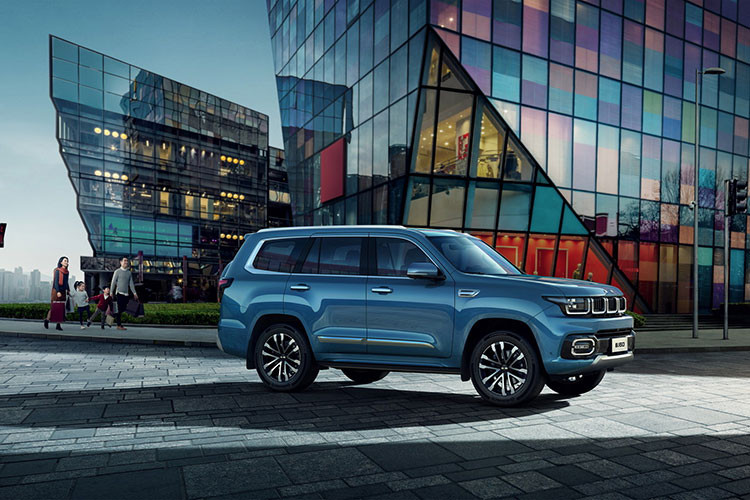 Động cơ kết hợp với hộp số tự động 8 cấp và hệ dẫn động 4 bánh. Ngoài ra, xe còn có bình xăng 85 lít và bình xăng phụ 35 lít. Cuối cùng là khóa vi sai và hệ thống treo độc lập trên cả 2 cầu. Đáng tiếc là giá xe Beijing BJ60 2023 hiện chưa được hé lộ.