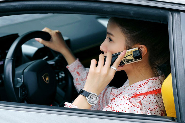 Chưa dừng lại ở đó, ngoại thất siêu xe Lamborghini Huracan LP610-4 này còn có bộ body kit độ chính hãng do hãng xe Lamborghini phát triển mang tên gọi Aero Kit với giá lên đến nửa tỷ đồng. Bodykit trên Lamborghini Huracan mang đến cản va trước hầm hố hơn với cánh lướt gió mới có các thanh nan bám chặt vào cản.