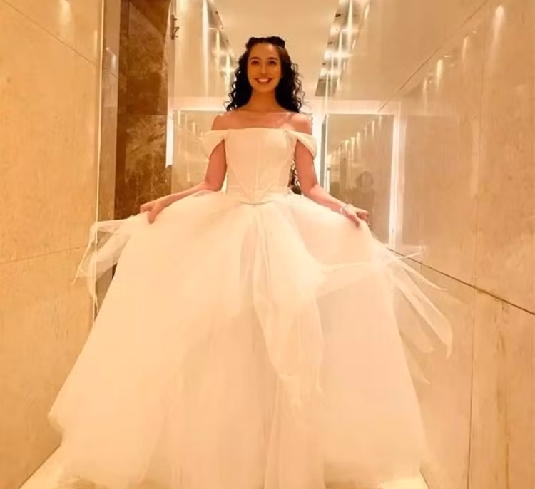 Hien Thuc mac vay co dau sau 21 nam lam me don than, sap len xe hoa?