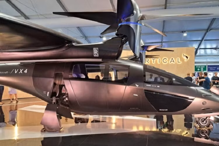 Được biết, taxi bay eVTOL VX4 của Vertical Aerospace là một dạng máy bay nhỏ chạy bằng điện (eVTOLs), cất cánh và hạ cánh theo phương thẳng đứng. Loại phương tiện này chỉ có khoảng 4-5 chỗ ngồi như một chiếc taxi bình thường.