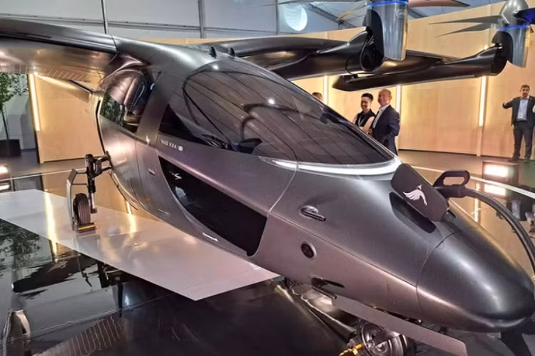 Vertical Aerospace dự kiến sẽ thử nghiệm VX4 vào mùa hè năm 2022. Công ty kỳ vọng taxi bay sẽ được cấp giấy phép vào năm 2025. Việc cấp phép này sẽ phụ thuộc vào Cơ quan An toàn Hàng không Liên minh châu Âu.