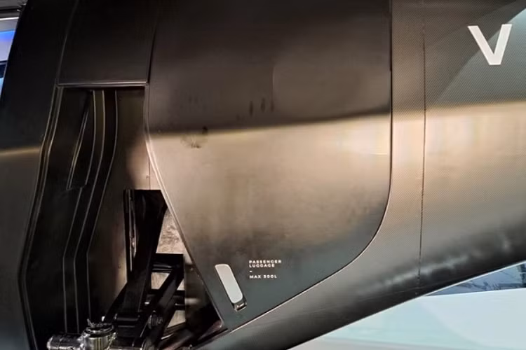 Không gian khoang Cabin khá rộng rãi, chỗ để chân thoải mái, mang lại cho hành khách những trải nghiệm tuyệt vời nhất. Hầm để đồ ngay phía sau cabin và buồng lái giúp thuận tiện cho hành khách.