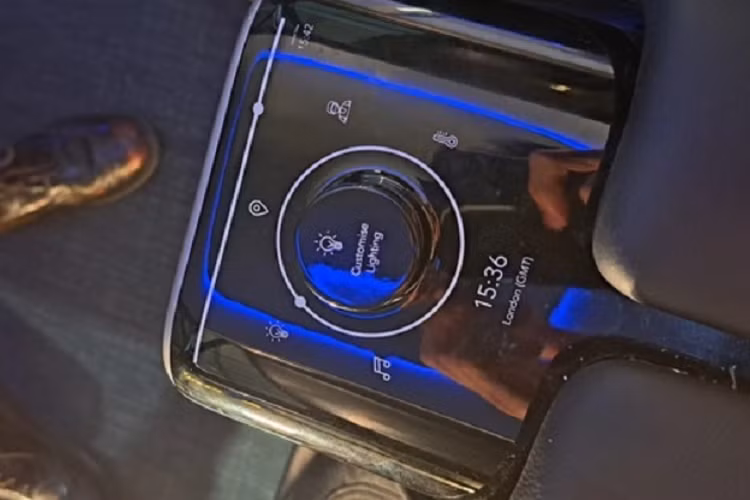 Hành khách có thể tuỳ ý điều chỉnh nhiệt độ và ánh sáng thông qua các nút điều khiển trên bệ tì tay.