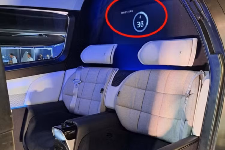 Bên trong cabin có một màn hình giúp hành khách cập nhật về lượng khí thải carbon trong các chuyến đi. Đặc biệt, hãng hàng không của Anh chú trọng trang bị cửa sổ lớn, giúp hành khách có những trải nghiệm thực tế, ngắm nhìn mọi thứ từ trên cao bằng chính mắt thường.