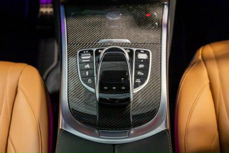 Là một mẫu xe cao cấp, Mercedes-AMG G63 2022 sở hữu một “kho” các trang bị tiện ích, bao gồm: hệ thống điều hòa 4 vùng tự động kết hợp cùng công nghệ lọc không khí, hệ thống âm thanh cao cấp, công nghệ điều khiển bằng giọng nói, đèn nội thất,...