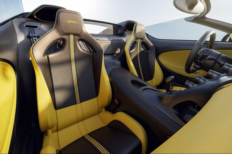 Trung tâm của mọi sự chú ý hướng về Mistral Roadster rõ ràng là khối động cơ xe W16 (với 2 động cơ V8 xếp thành hình chữ W), dung tích 8.0 lít, 4 bộ tăng áp, sản sinh công suất 1.577 mã lực tương tự như Bugatti Chiron Super Sport 300+ từng đạt tốc độ tối đa 490,484 km/h vào năm 2019.