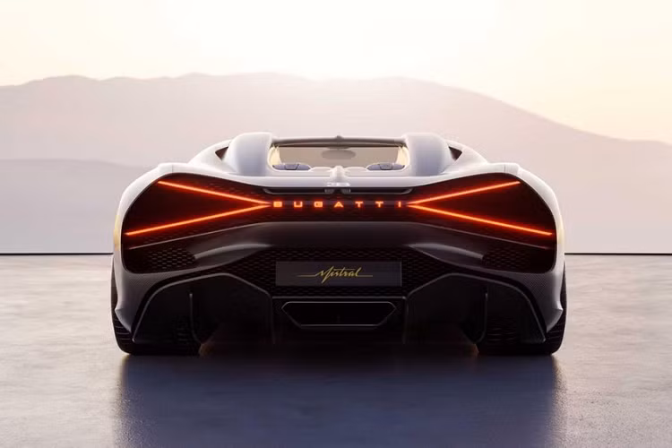 Trong khi Bolide được bán với giá 4 triệu Euro mỗi chiếc, giá xe Bugatti Mistral Roadster lên đến 5 triệu Euro (hơn 117 tỷ đồng) nhưng toàn bộ 99 xe này đều đã có chủ nhân, trong số đó, nhiều khách hàng đang sở hữu trên 3 xe Bugatti, phải nói là 1 fan cuồng của hãng xe Pháp.