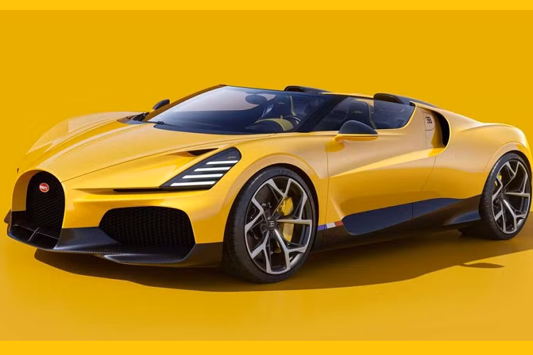 Nói về những chiếc xe trong quá khứ, cỗ máy không mui Bugatti Mistral Roadster của hãng siêu xe Pháp tự hào có những dấu ấn thiết kế bắt nguồn từ xe Type 57 Roadster Grand Raid như kính chắn gió uốn cong cũng như các ống hút gió kép gắn trên nóc xe để làm mát động cơ.