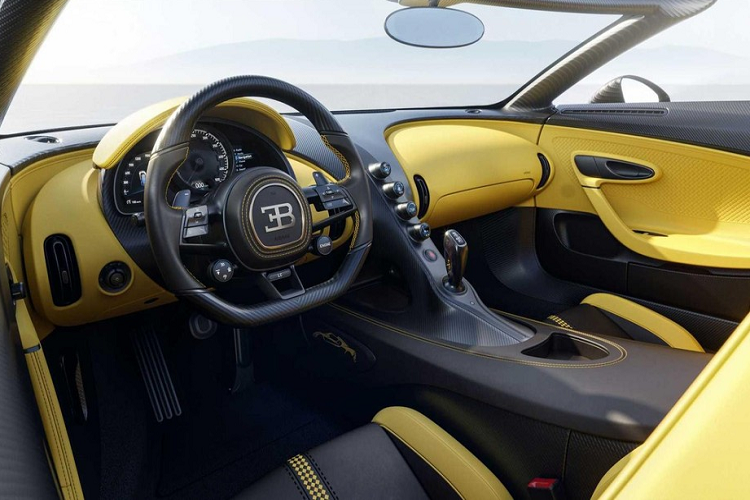 Chưa hết, không chỉ có kiểu dáng quay trở lại với một mẫu xe cổ điển, Mistral Roadster có vẻ giống như sự kết hợp giữa Divo và La Voiture Noire trong gói roadster với họa tiết chữ "X" cho đèn hậu nhắc nhở chúng ta về chiếc Bolide chỉ dành cho đường đua. Cấu hình đèn hậu đã cho phép Bugatti lắp đặt lỗ thông hơi ở giữa các chùm tia "X" để làm mát, một thiết kế quá đẳng cấp.