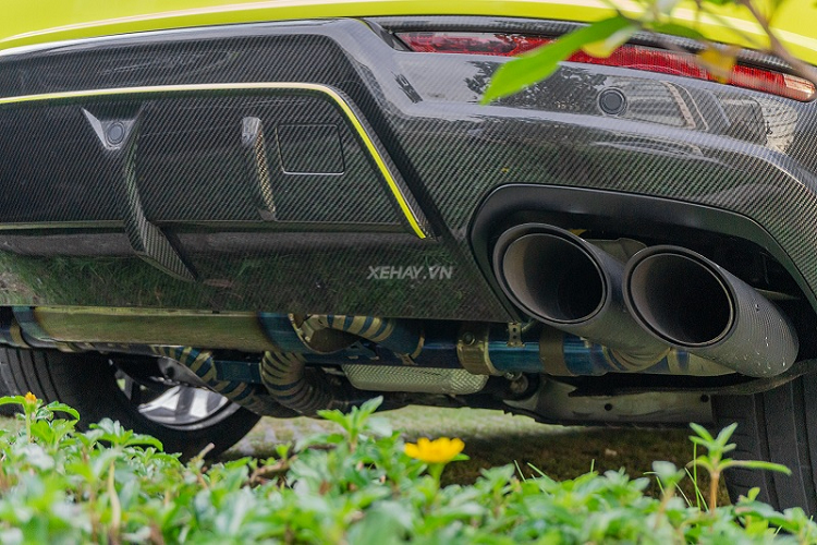 So với mẫu Lamborghini Urus độ TopCar Design còn lại hiện có mặt tại Việt Nam, chiếc xe này đã được nâng cấp sức mạnh với hệ thống ống xả titan từ thương hiệu Ryft của Mỹ. Hệ thống ống xả hàng hiệu này được thiết kế khá đặc biệt khi có thể giúp tăng thêm 17 mã lực và 21 Nm momen xoắn.