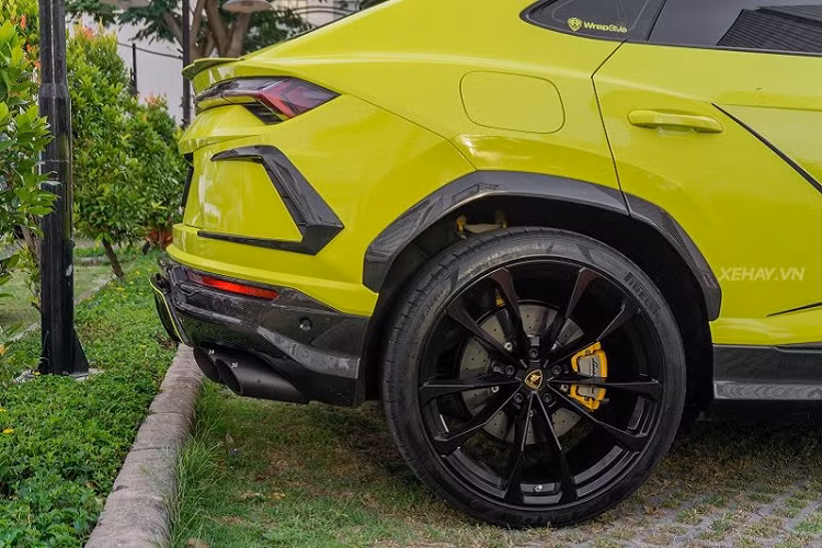 Tất cả các chi tiết này đều được chế tạo từ sợi carbon nhằm mang tới hiệu quả tối đa về trọng lượng. hiện mức giá xe Lamborghini Urus chính hãng, nguyên bản tại Việt Nam khoảng hơn 20 tỷ đồng.