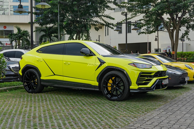 Trong lần “thay áo” này, các chi tiết như cản dưới phía trước, nan kim loại chạy trên hốc hút gió trước, đường viền trên bộ khuếch tán sau... của siêu SUV Lamborghini Urus đều được thay đổi sang màu xanh nõn chuối.