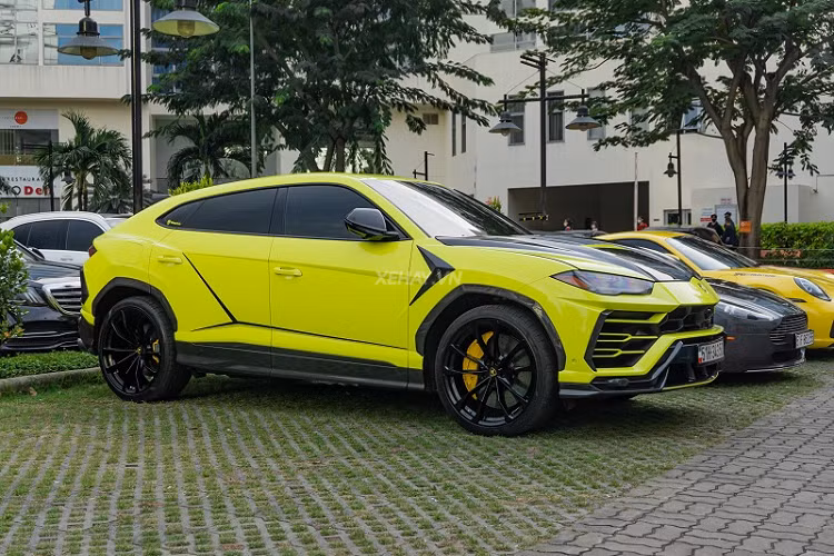 Trong lần “thay áo” này, các chi tiết như cản dưới phía trước, nan kim loại chạy trên hốc hút gió trước, đường viền trên bộ khuếch tán sau... của siêu SUV Lamborghini Urus đều được thay đổi sang màu xanh nõn chuối.