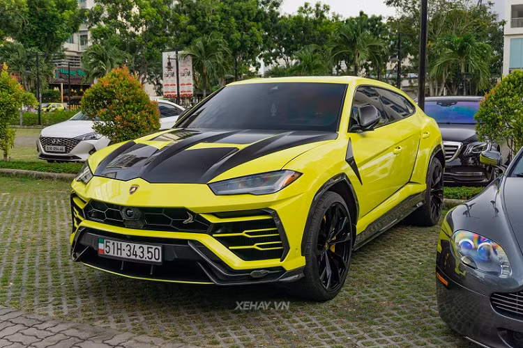 Đây là chiếc Lamborghini Urus độ TopCar Design thứ hai tại Việt Nam, nổi bật với ngoại hình được tô điểm bằng màu xanh nõn chuối. Trước đó, chiếc Urus này từng trải qua nhiều lần thay đổi màu ngoại thất như vàng nguyên bản và xanh quân đội.