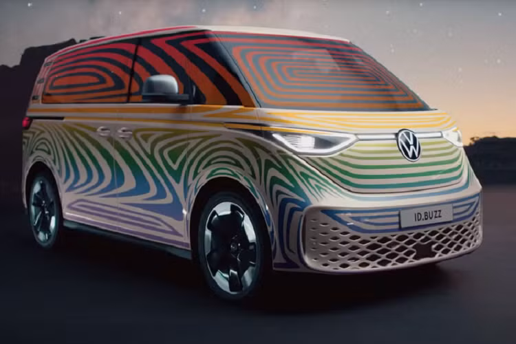 Riêng tại châu Âu trong 2021, Volkswagen bán được 310.000 xe điện, nhiều gần gấp đôi doanh số 170.000 xe của Tesla nhưng sự hiện diện của xe điện Volkswagen tại Mỹ vẫn còn rất khiêm tốn. Tân giám đốc Volkswagen cho biết, hãng xe cần tạo ra các sản phẩm phù hợp với nhu cầu và thị hiếu của từng thị trường trọng yếu, đặc biệt ở Trung Quốc.