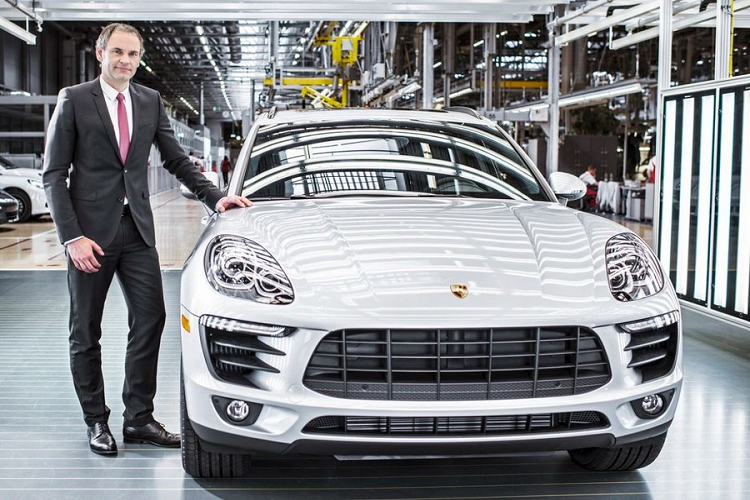 Oliver Blume tiếp quản vị trí CEO của Volkswagen sau khi cựu lãnh đạo của hãng, ông Herbert Diess, tuyên bố từ chức vào cuối tháng 8. Blume theo học ngành cơ khí tại Đại học Kỹ thuật Braunschweig, một trong những viện nghiên cứu được đánh giá cao nhất của Đức.