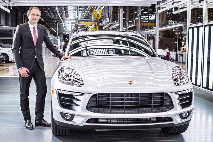 Oliver Blume tiếp quản vị trí CEO của Volkswagen sau khi cựu lãnh đạo của hãng, ông Herbert Diess, tuyên bố từ chức vào cuối tháng 8. Blume theo học ngành cơ khí tại Đại học Kỹ thuật Braunschweig, một trong những viện nghiên cứu được đánh giá cao nhất của Đức.