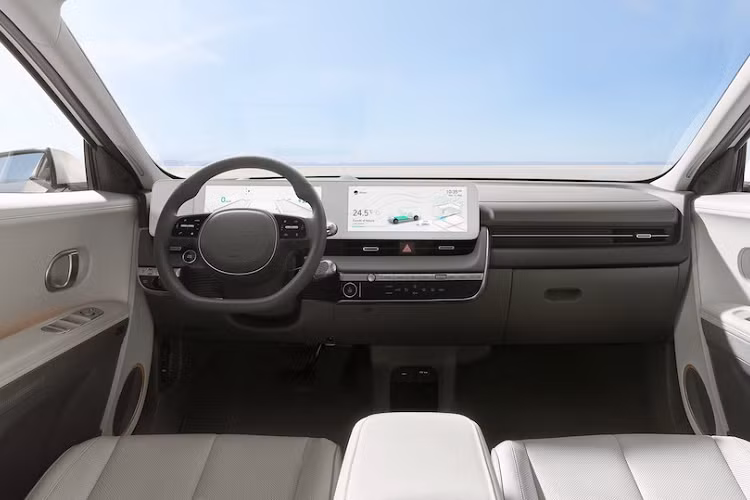 Chưa hết, Hyundai Ioniq 5 2023 tại Anh quốc còn có thêm phiên bản cao cấp nhất mang tên Namsan Edition. Được đặt tên theo ngọn núi Namsan ở thủ đô Seoul của Hàn Quốc, phiên bản này đi kèm nóc bằng kính toàn phần và camera kỹ thuật số thay cho gương ngoại thất. Ngay cả gương chiếu hậu bên trong xe cũng được thay bằng loại kỹ thuật số mới, kết hợp với camera tích hợp vào cánh gió mui để tối ưu hóa tầm nhìn cho người lái.