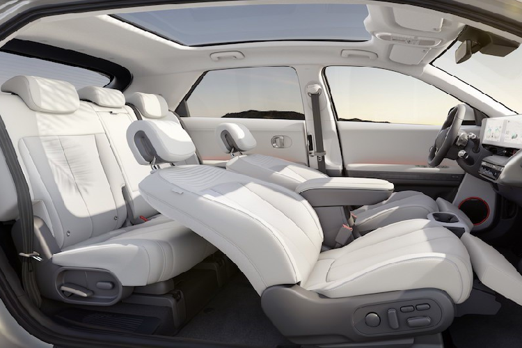 Hệ thống sưởi pin Heat Pump và gói Tech Pack là trang bị tùy chọn cho bản Ultimate. Cả 3 phiên bản Premium, Ultimate và Namsan Edition đều có hệ dẫn động cầu sau RWD hoặc hệ dẫn động 4 bánh toàn thời gian AWD. Tại thị trường Anh, Hyundai Ioniq 5 2023 có giá dao động từ 39.400 - 56.400 Bảng (khoảng 1,13 - 1,62 tỷ đồng). Ở Việt Nam, Hyundai Ioniq 5 cũng đã ra mắt vào hôm 26/4 vừa qua nhưng chưa được chính thức phân phối. Dự kiến, TC Motor sẽ lắp ráp Hyundai Ioniq 5 ở nhà máy trong nước thay vì nhập khẩu.