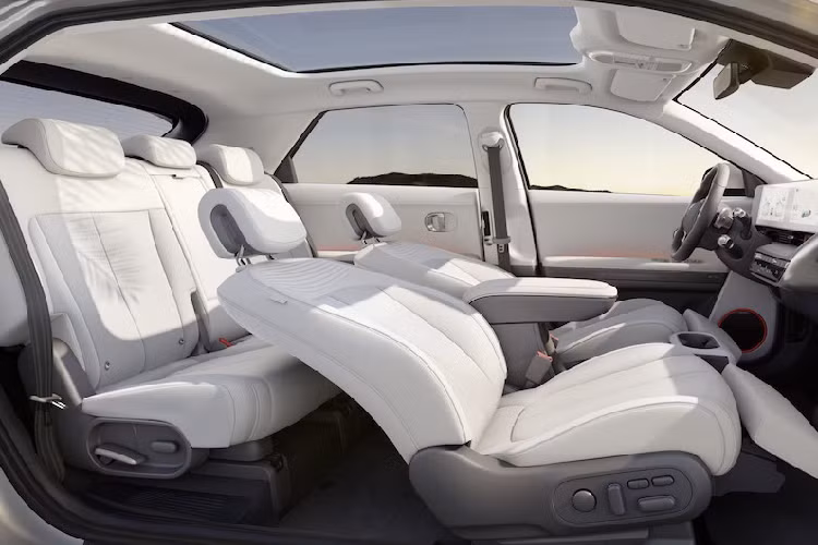 Hệ thống sưởi pin Heat Pump và gói Tech Pack là trang bị tùy chọn cho bản Ultimate. Cả 3 phiên bản Premium, Ultimate và Namsan Edition đều có hệ dẫn động cầu sau RWD hoặc hệ dẫn động 4 bánh toàn thời gian AWD. Tại thị trường Anh, Hyundai Ioniq 5 2023 có giá dao động từ 39.400 - 56.400 Bảng (khoảng 1,13 - 1,62 tỷ đồng). Ở Việt Nam, Hyundai Ioniq 5 cũng đã ra mắt vào hôm 26/4 vừa qua nhưng chưa được chính thức phân phối. Dự kiến, TC Motor sẽ lắp ráp Hyundai Ioniq 5 ở nhà máy trong nước thay vì nhập khẩu.