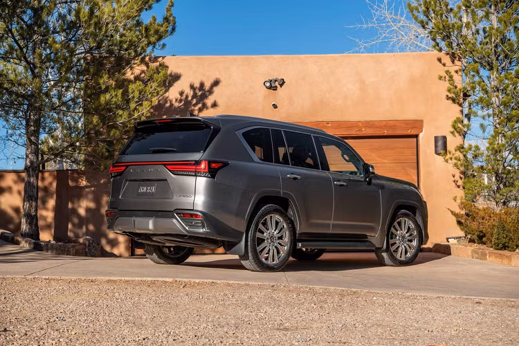 Những đặc điểm riêng của bản này gồm lưới tản nhiệt sơn đen, mâm 22 inch thiết kế độc quyền, nội thất phối hai tông màu đỏ-đen, da bọc vô-lăng và cần số có độ bám tốt hơn, huy hiệu F SPORT hiện diện tại nhiều nơi trên xe... Đây cũng là bản duy nhất trang bị vi sai chống trượt Torsen, cũng như sở hữu hệ thống treo và đánh lái được tối ưu cho cảm giác vận hành thể thao.